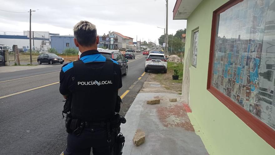 Arroja agua con una manguera desde un ático a los pilotos de una concentración motera en Poio