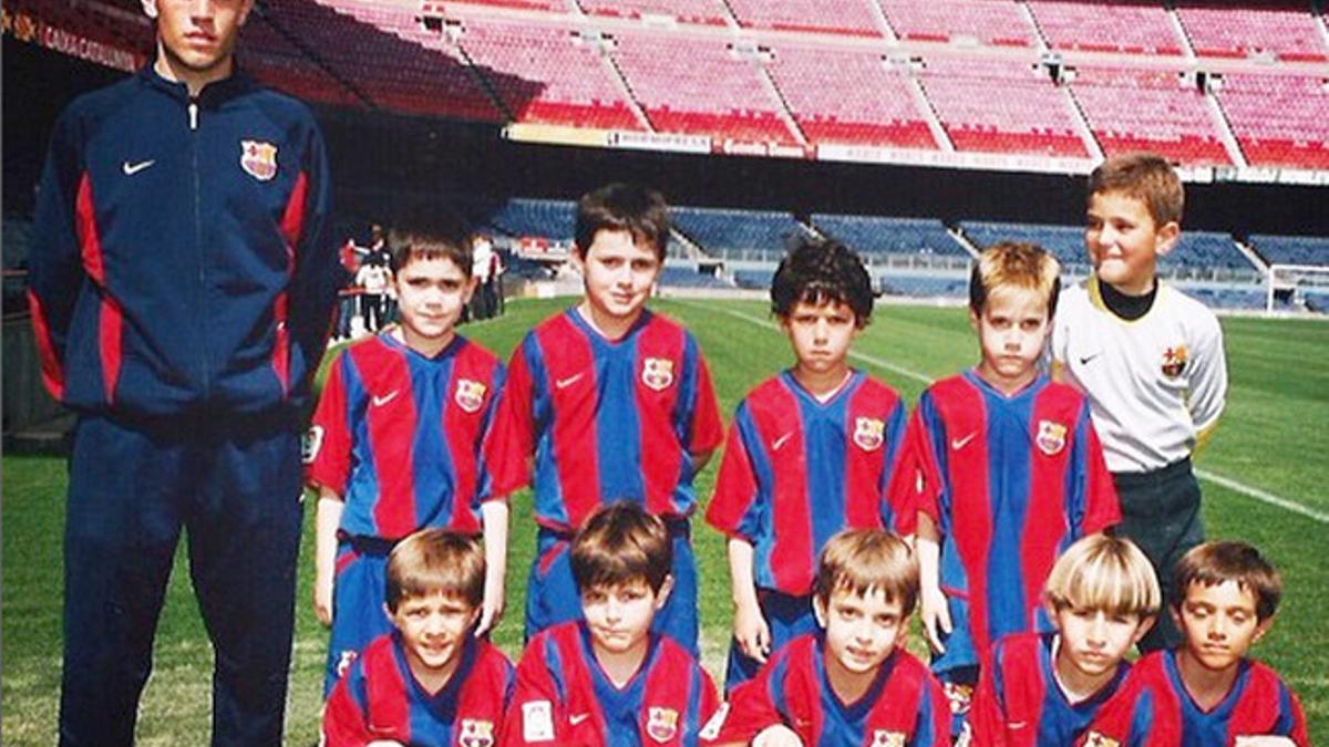 Aitor, en el centro de la fila de arriba y Sergi, segundo por la derecha en la de abajo, en el prebenjamín de Sergi Milà del 2002