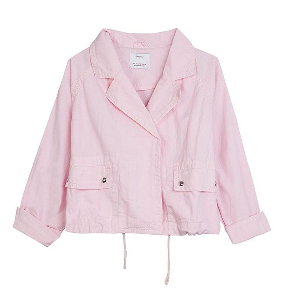 Cazadora rosa pastel de Bershka