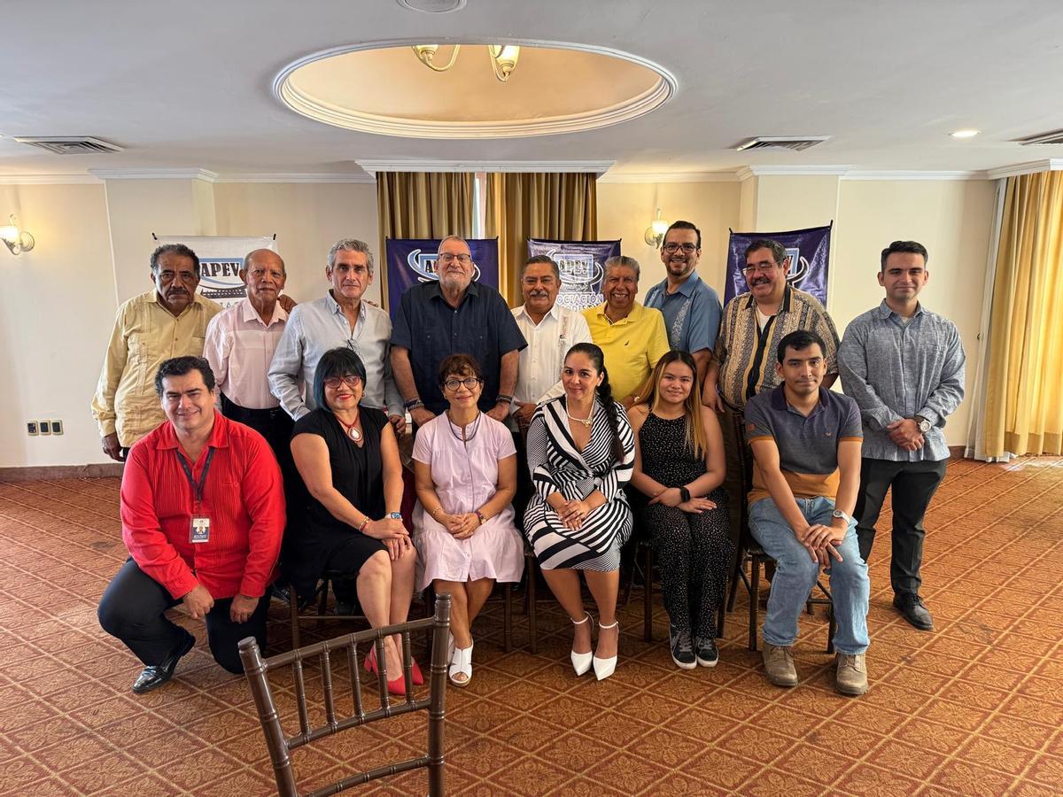 Carlos Cuesta, cuarto por la izquierda, atrás, con la directiva de la APEV, en Veracruz.