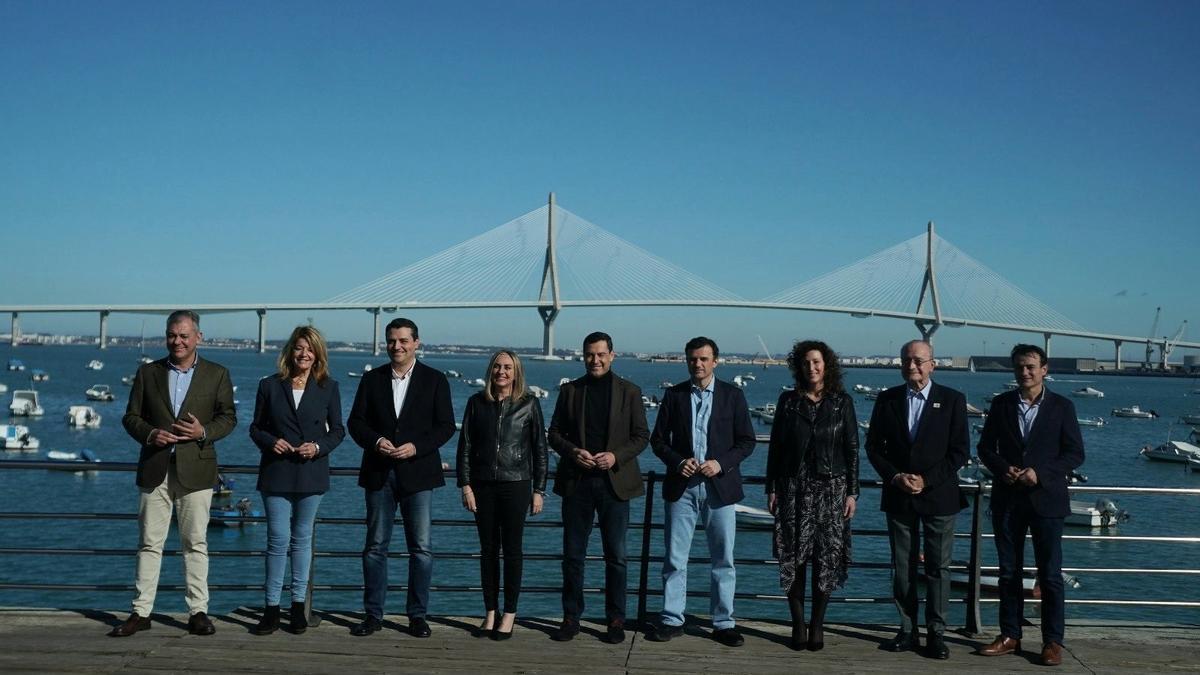 Juanma Moreno con los candidatos del PP a las alcaldías de las ocho capitales andaluzas, hace dos semanas en Cádiz