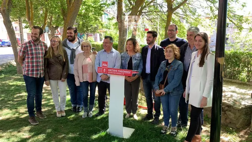 El PSOE pide recuperar las torres del puente de Piedra