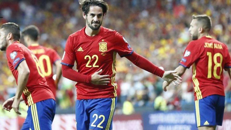 El malagueño Isco Alarcón celebra un gol con la selección española.