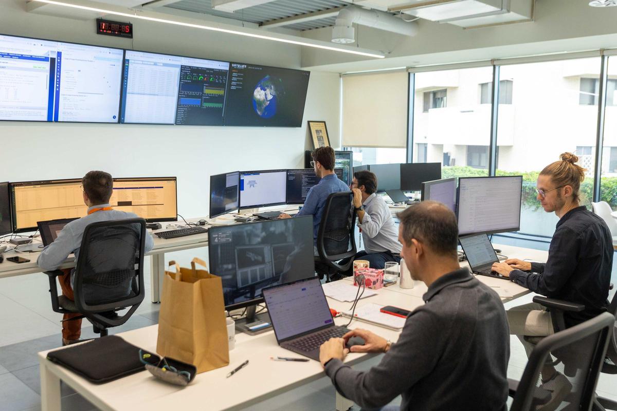 La sala de control desde donde se monitorizan los satélites