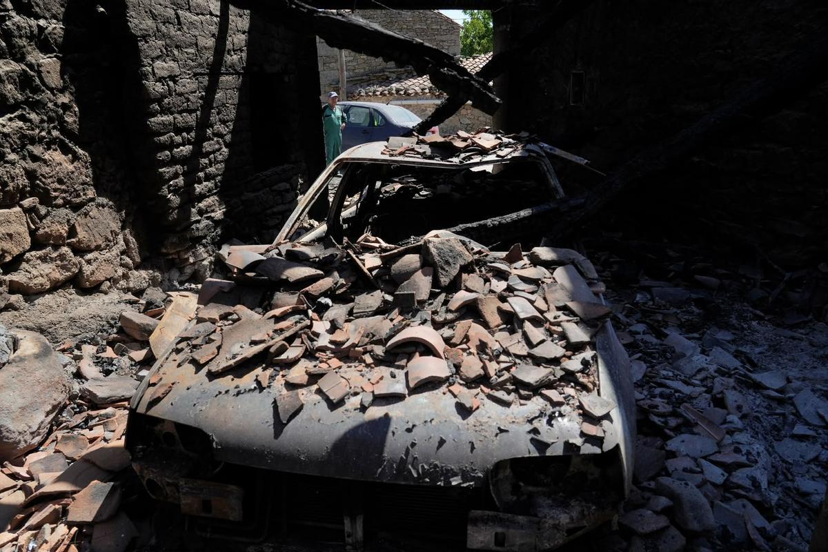 GALERÍA | El paso del fuego por Mámoles arrasa la explotación de Alfredo Fernándes