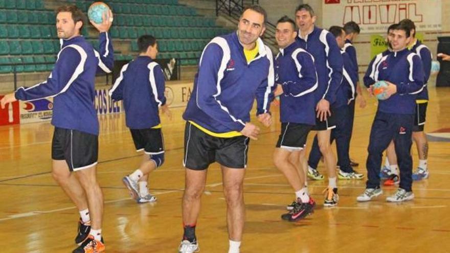 El Frigoríficos volvió a entrenarse ayer con la vista puesta en el encuentro de mañana. // Santos Álvarez