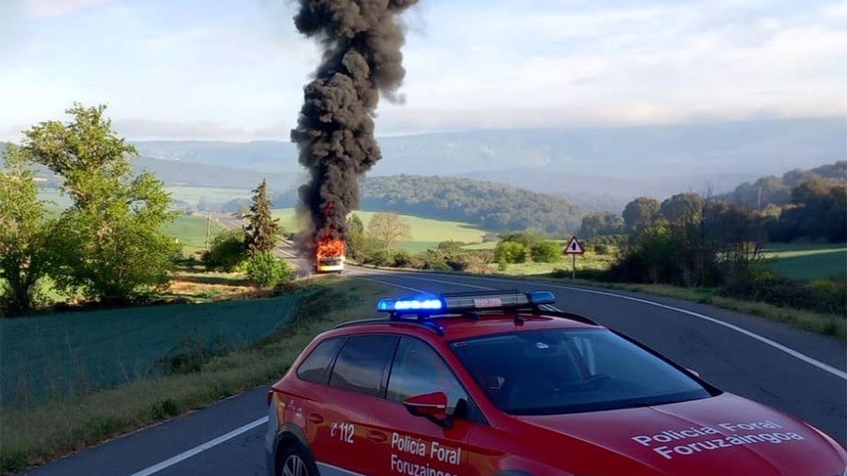 Una imagen del autobús escolar ardiendo en Mendaza.