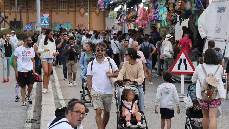 Vigo activa el plan de tráfico por las fiestas de Bouzas: cortes y desvíos por las atracciones y los fuegos