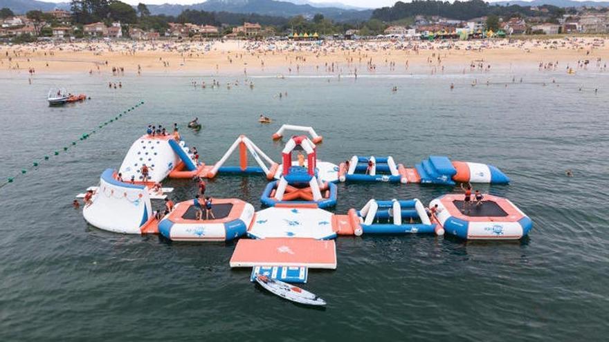 El parque hinchable de Praia América, después de su apertura el 9 de julio. // FdV