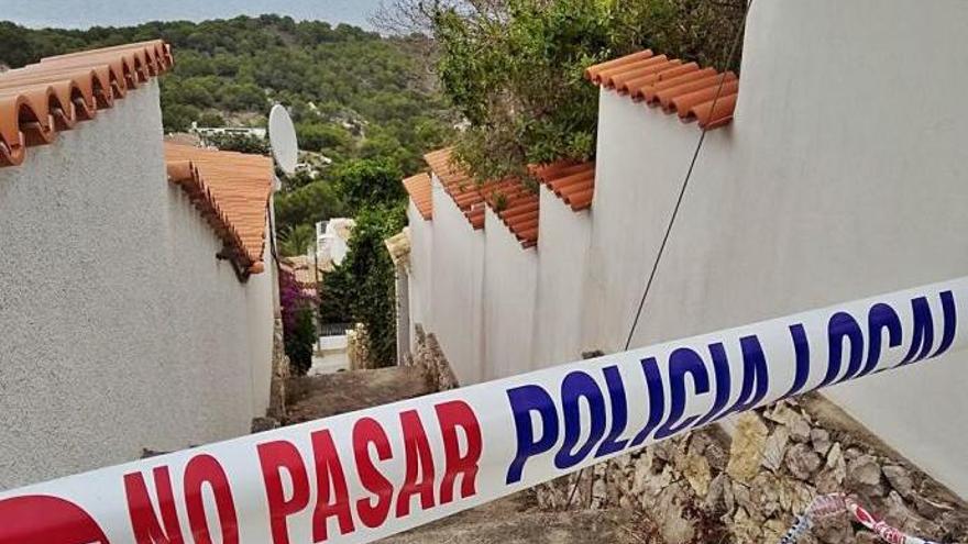 Los bañistas se cuelan en Xàbia entre los chalés para burlar el control del aforo en las calas