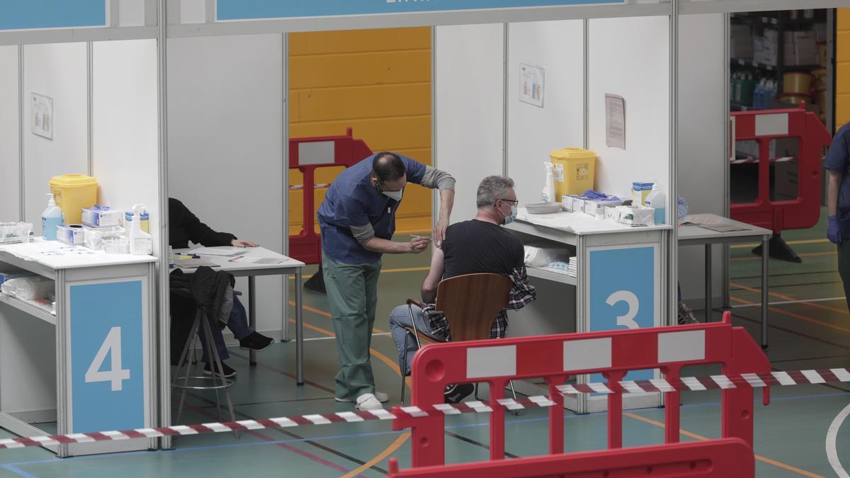 Una persona recibe una dosis de la vacuna en el Polideportivo Germans Escalas de Palma