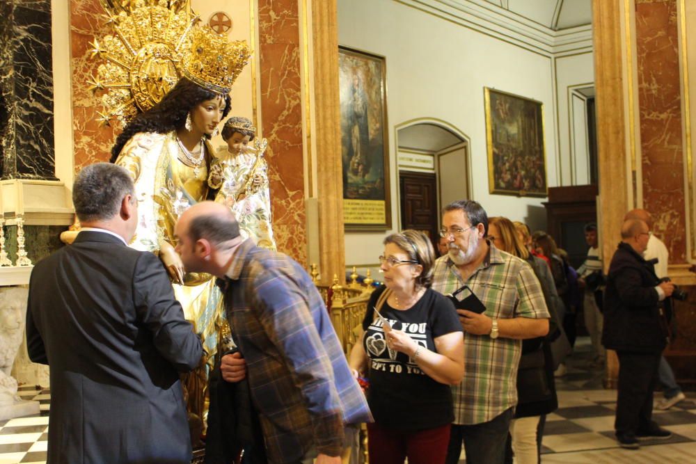 Besamanos de la Virgen de los Desamparados hasta la madrugada