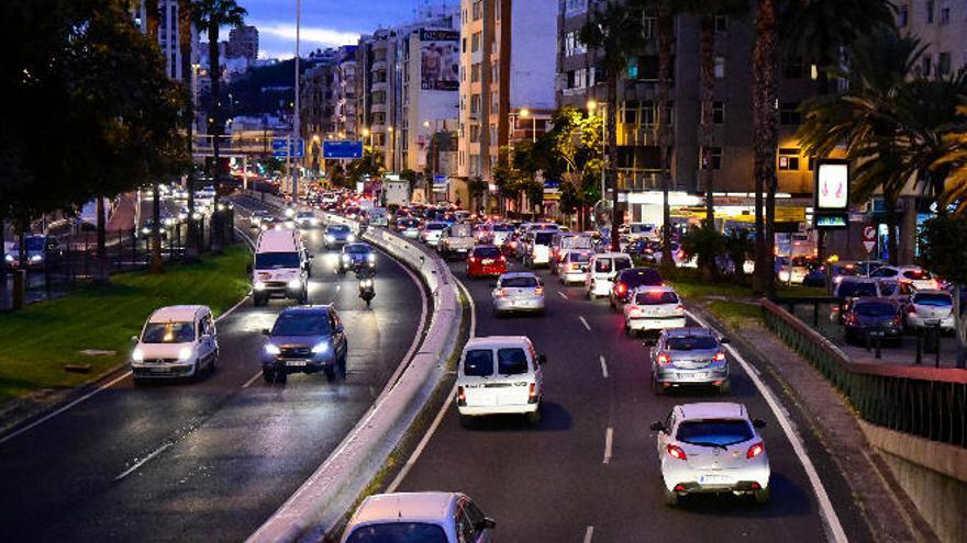 La avalancha de vehículos en las  áreas comerciales colapsan la ciudad