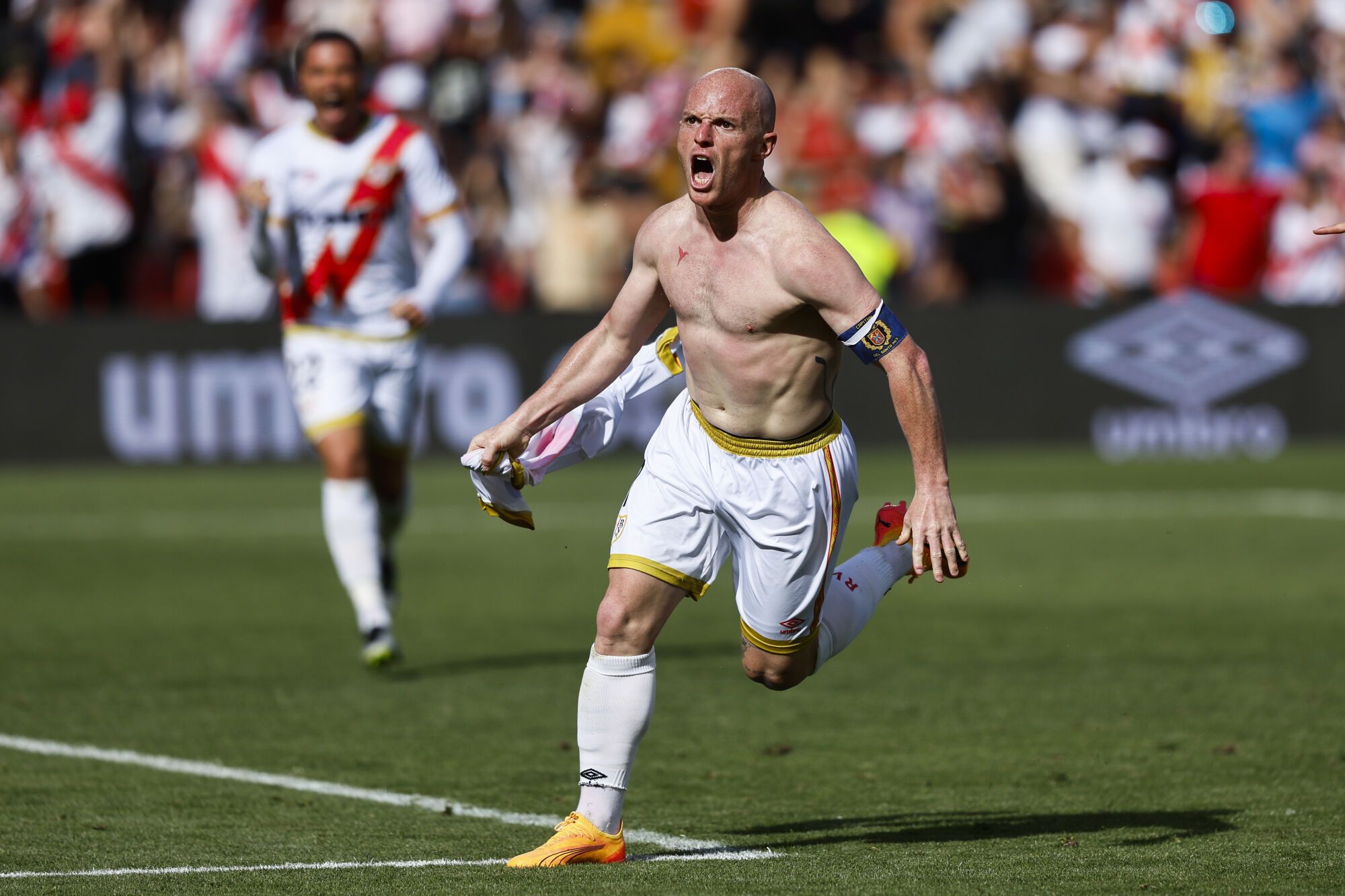 Isi enciende las alarmas sobre el césped de Vallecas