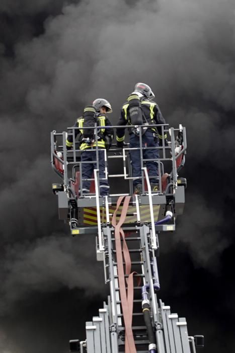 Arde una nave industrial abandonada en un polígono de Gijón