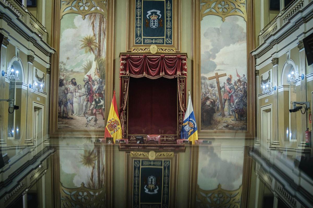 Cuadros del salón de plenos del Parlamento del pintor Manuel González Méndez con escenas de la conquista.