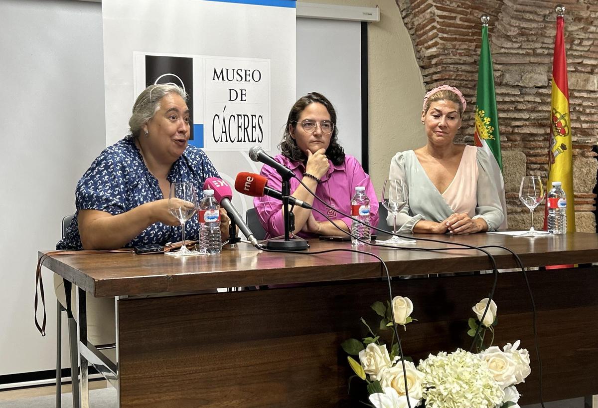 Elena Guerra durante su intervención, en la que detalló el origen y el desarrollo de esta propuesta cultural y educativa.
