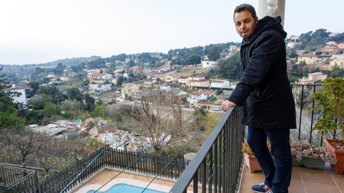 Xavier Duran, desde su finca, situada en un terreno afectado por la borrasca ’Gloria’.