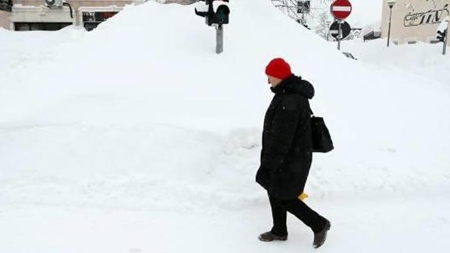 Una dona camina per un carrer de Delnice, a Croàcia, on l&#039;acumulació de neu va superar el metre i mig d&#039;alçada.