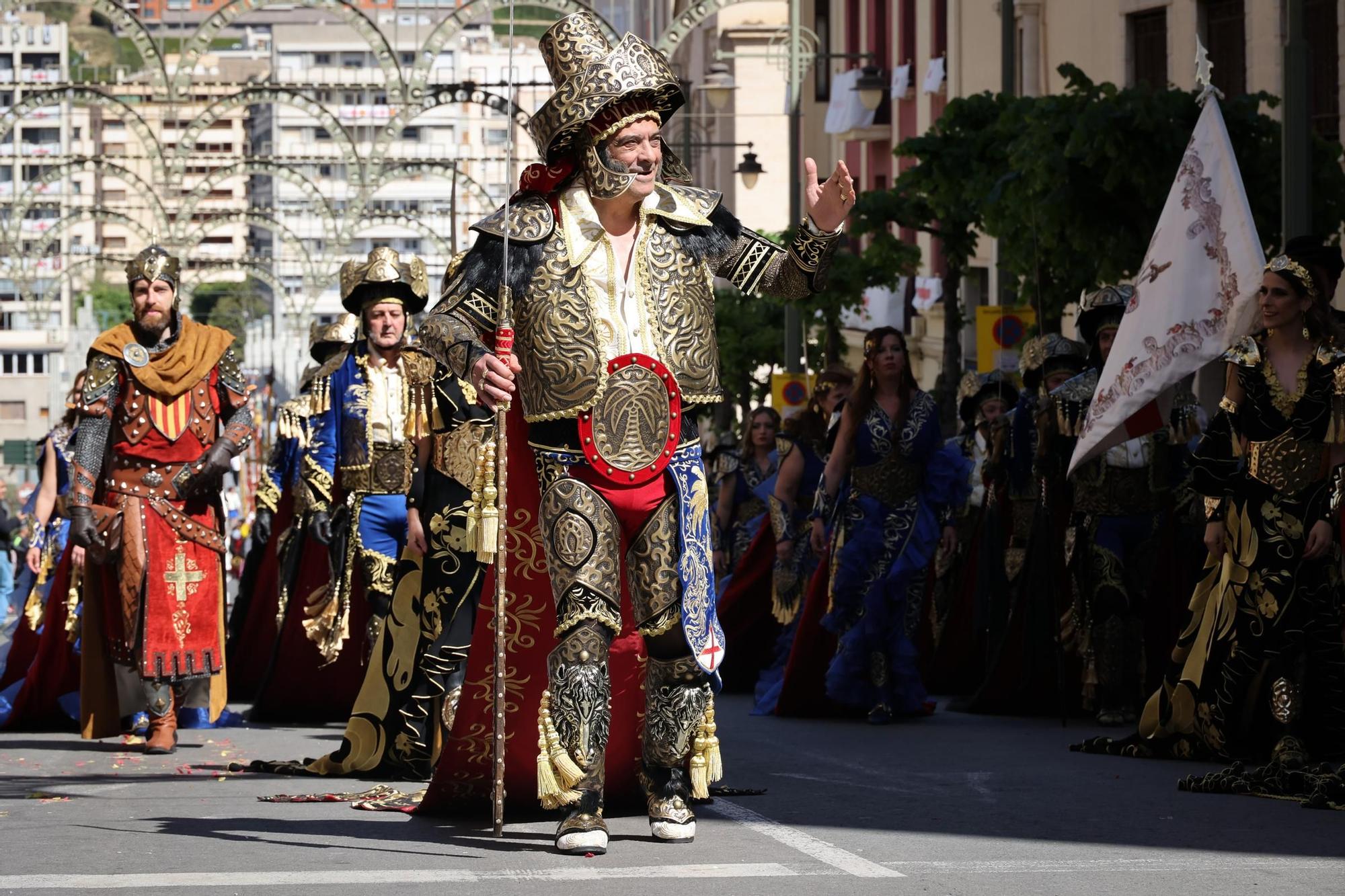 El Sant Jordiet entre claveles en la procesión de la Reliquia