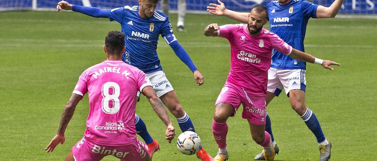 Tejera pugna por el balón con Jesé ante Maikel Mesa y Christian Fernández, durante el partido de ayer en el Carlos Tartiere. | Irma Collín