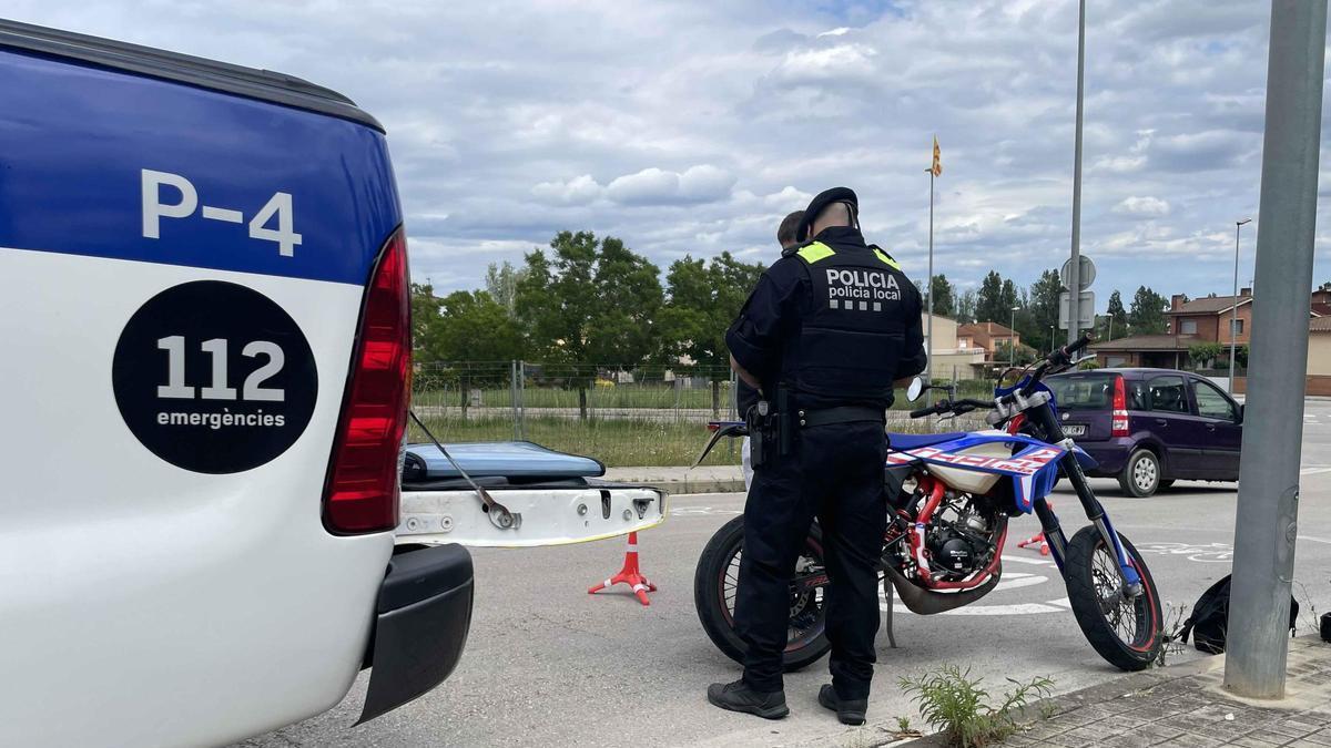 Un agent amb un conductor durant la campanya de control del soroll a Banyoles.