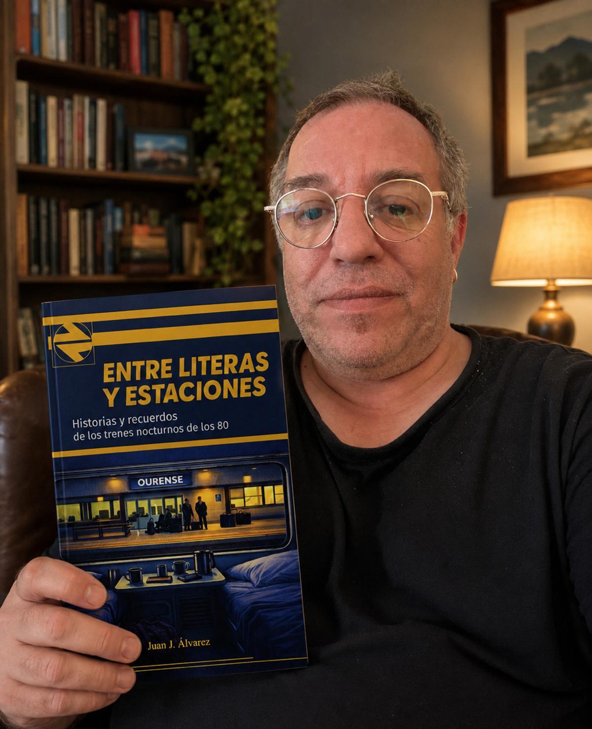 Juan José Álvarez, con su libro sobre trenes nocturnos.