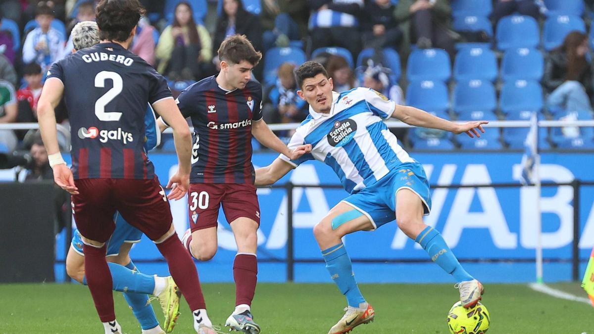 Miguel Loureiro controla el balón ante tres jugadores del Eibar.