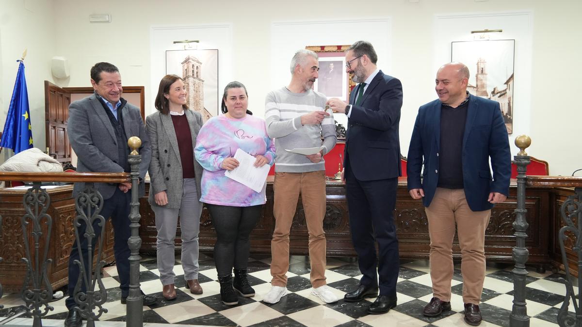 Acto de entrega de las viviendas en régimen de alquiler en Villanueva de Córdoba.