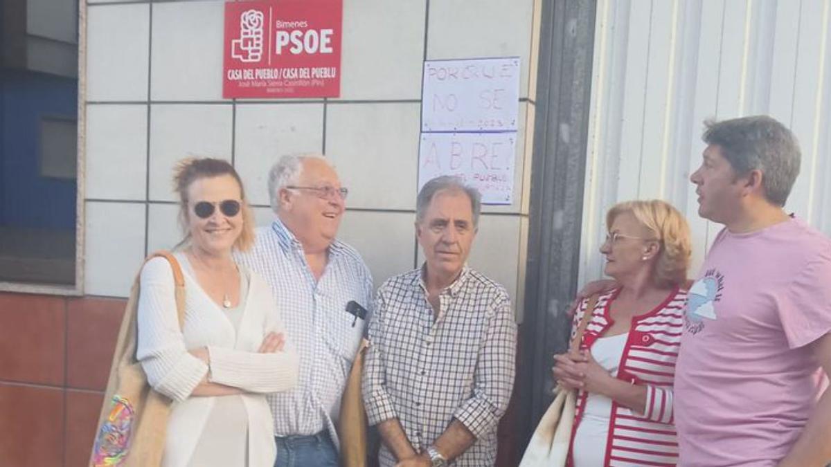 Un grupo de militantes, ante la sede del PSOE de Bimenes.