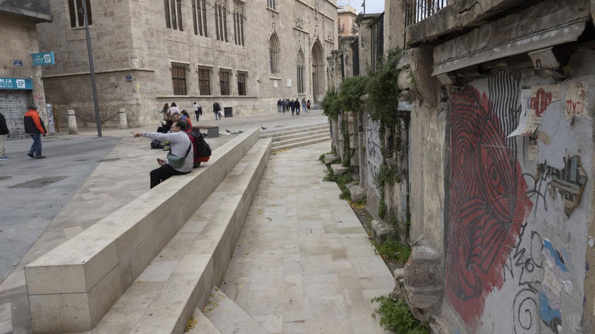 La entrada principal de la Lonja en la renovada plaza del Mercat