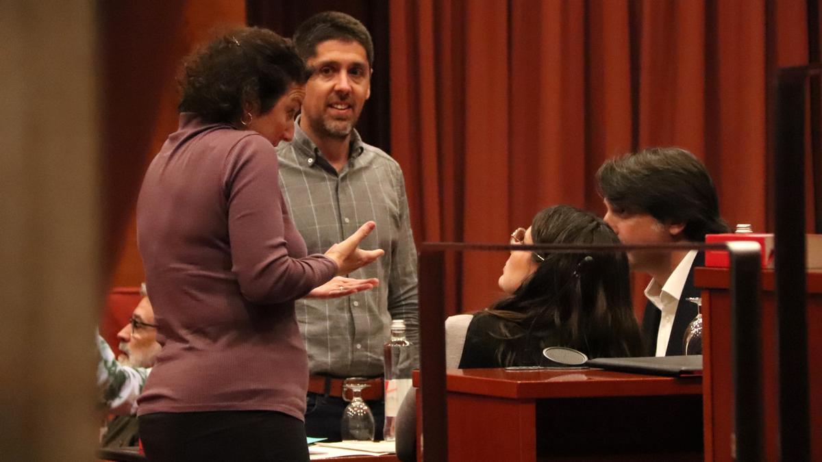 La portaveu del PSC, Alícia Romero, parlant amb el portaveu d&#039;ECP, David Cid, i la portaveu de Junts, Mònica Sales, just abans de la reunió de la Junta de Portaveus