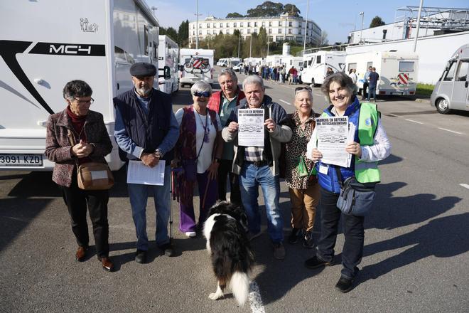 Los autocaravanistas, en pie de guerra contra los gálibos en Gijón: en imágenes