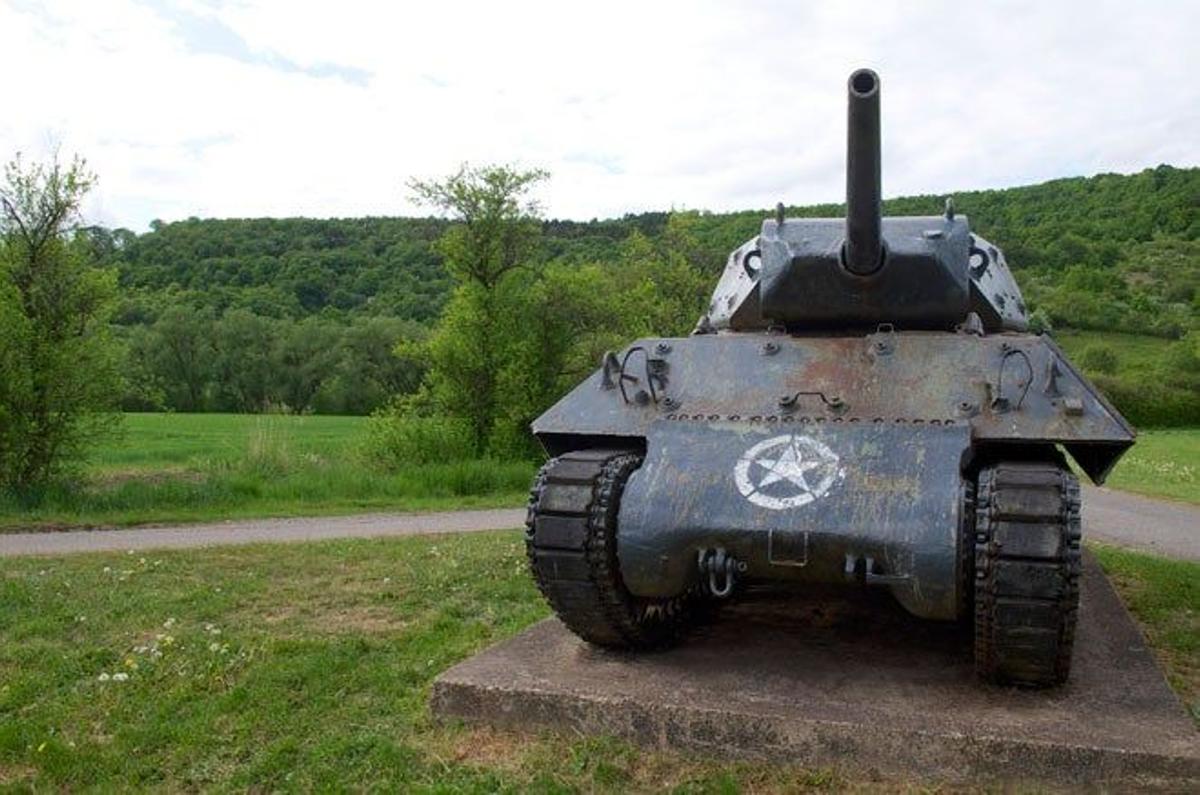 Restos de un tanque cerca del fuerte Hackenberg.