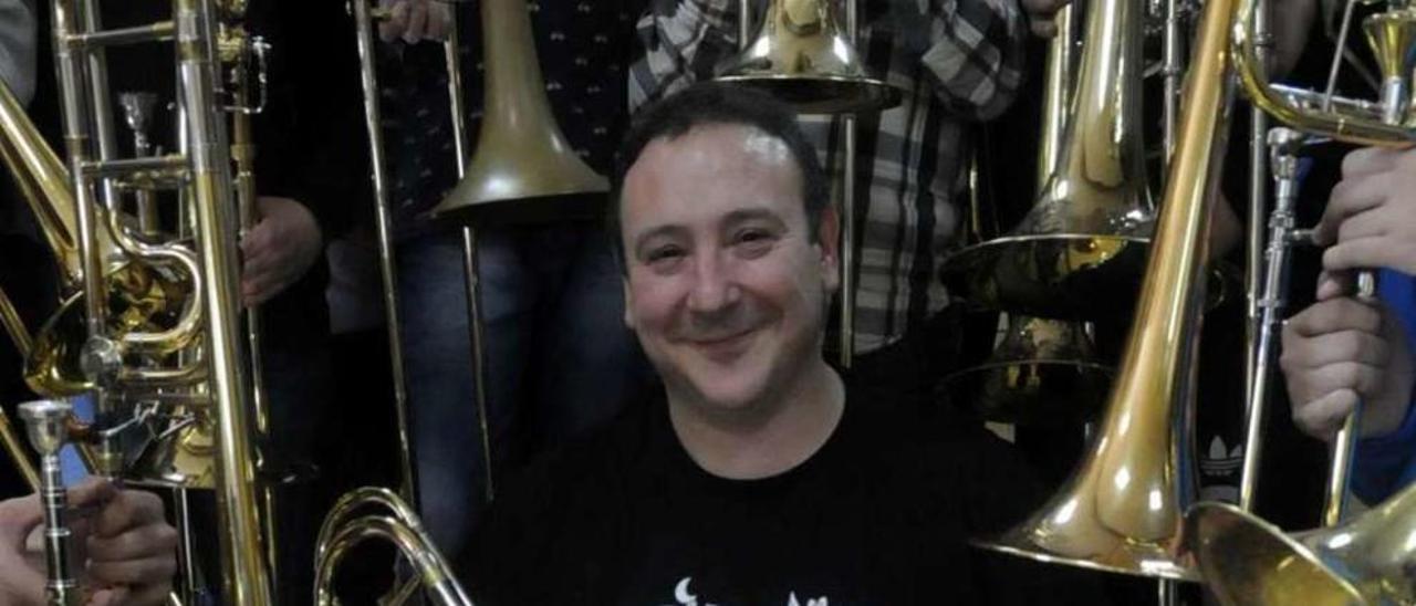 Alberto Urretxo imparte un curso de trombón en Meaño. // Noé Parga