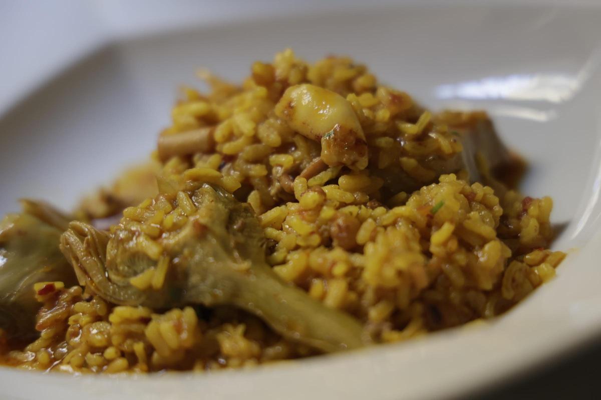 Caldero de arroz meloso con atún, alcachofas y calamaret.