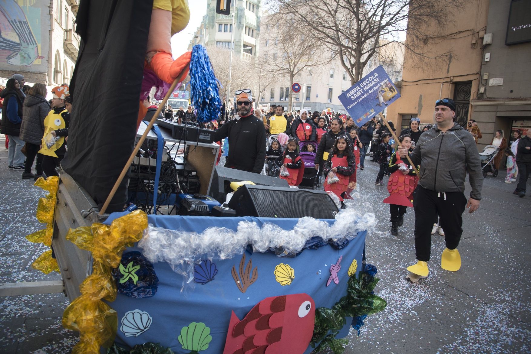 El Carnaval de Manresa recupera la seva màxima esplendor amb una marea d’infants