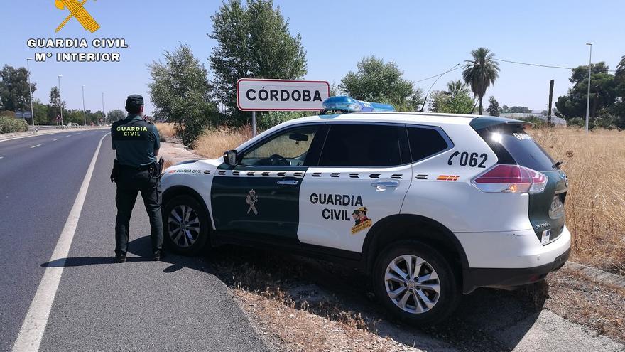 Detenido en la A-4 tras huir en un coche que chorreaba gasóleo y casi atropellar a un agente