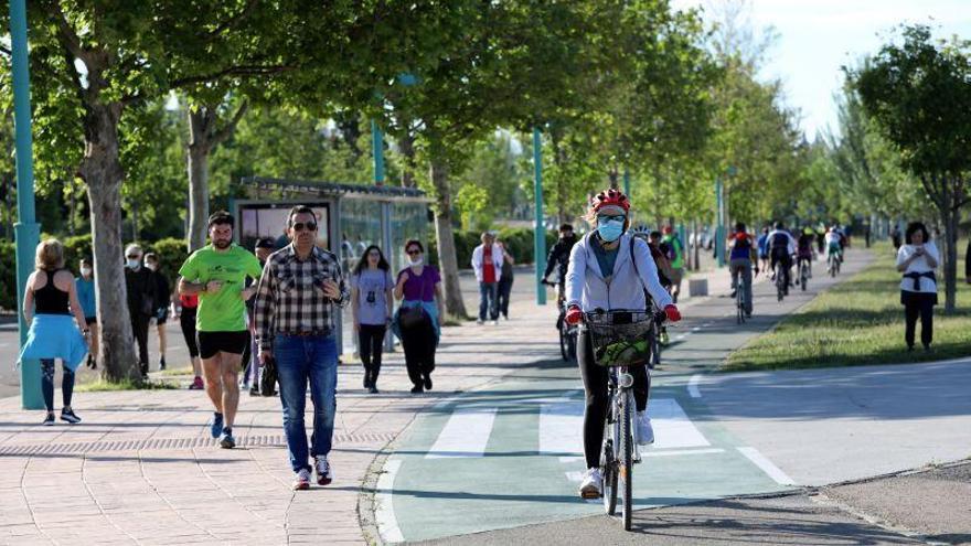 ‘Runners’, mayores y niños llenan las calles tras 48 días de confinamiento