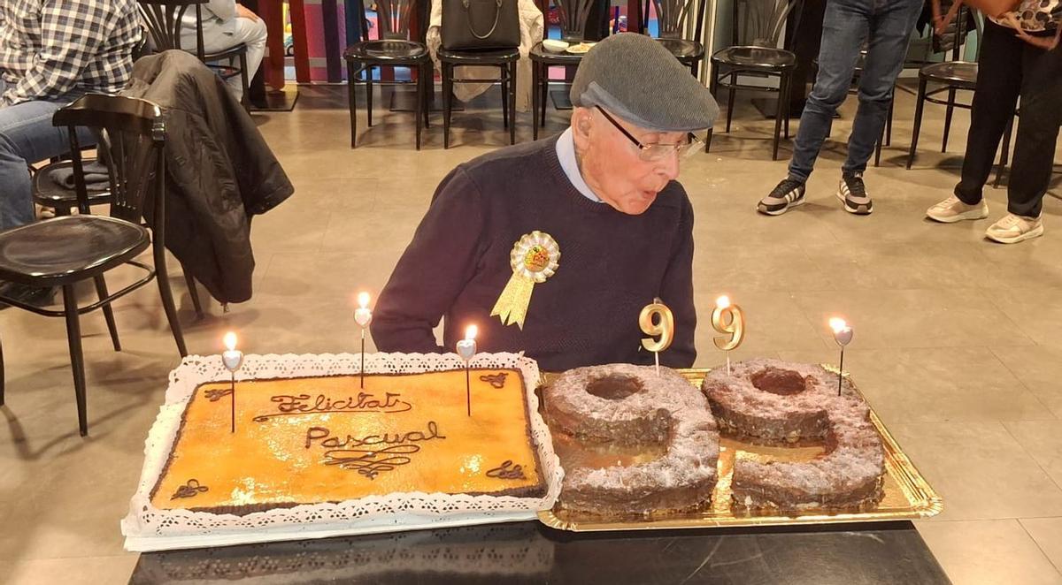 Como es tradicional, José Pascual Bellmunt sopló las velas por su 99º cumpleaños.