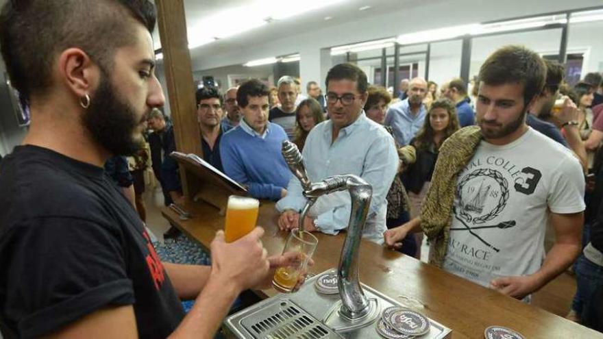 La inauguración de ayer en Mourente estuvo muy concurrida. // Gustavo Santos