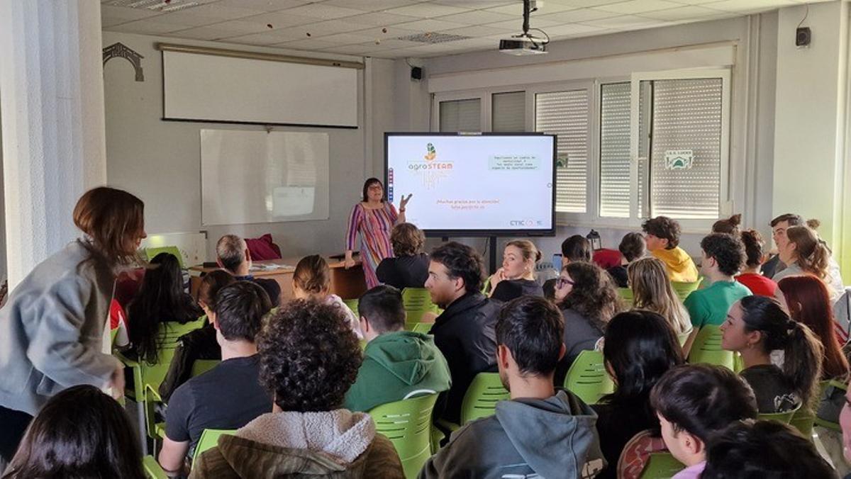 Una foto de una jornada de formación en IES Luces, con Luisa María Paz, de CTIC