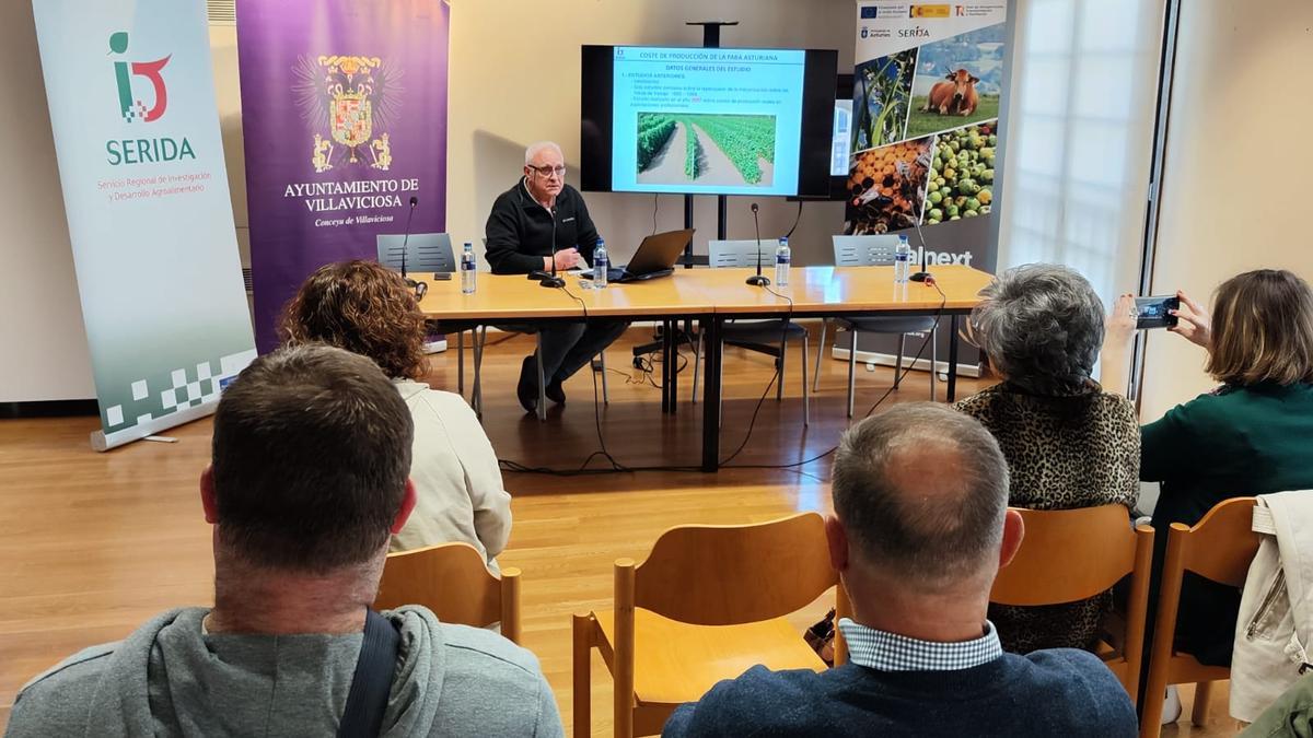 Guillermo García, técnico del Serida, durante la presentación del estudio en la Casa de los Hevia de Villaviciosa