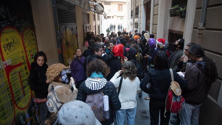 Performance para detener un desalojo en Ciutat Vella