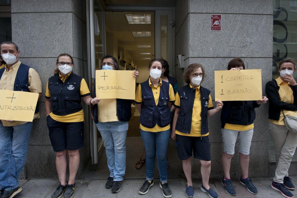 Protestan contra la decisión de no contratar trabajadores para cubrir bajas y vacaciones.