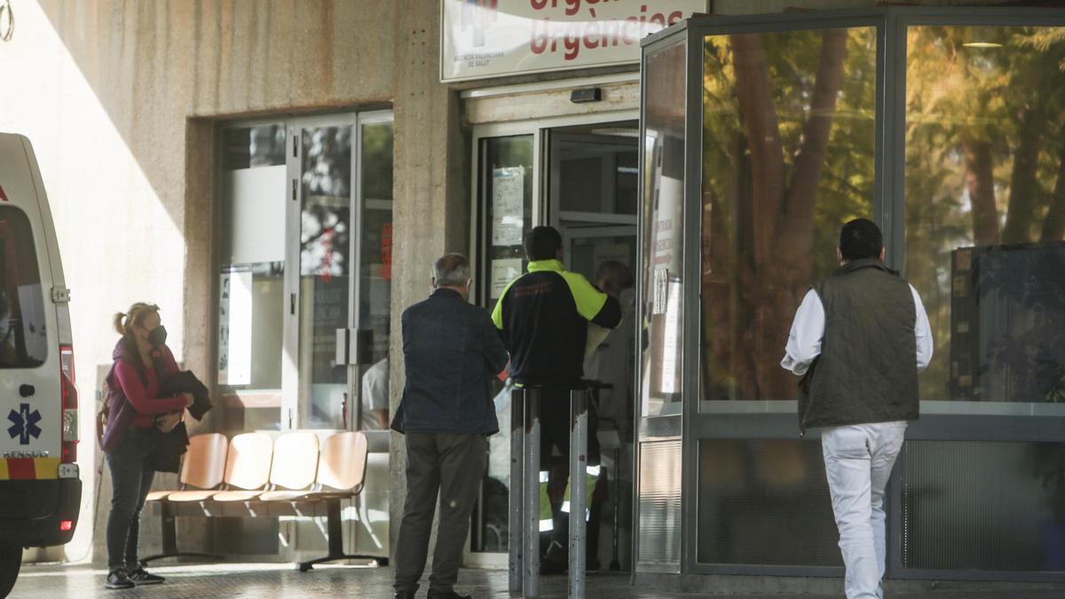 Familiares de enfermos se ven obligados a esperar a las puertas del hospital