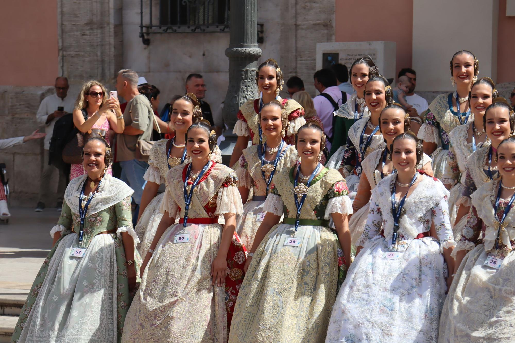 Baño de multitudes de las candidatas a Fallera Mayor de València 2025