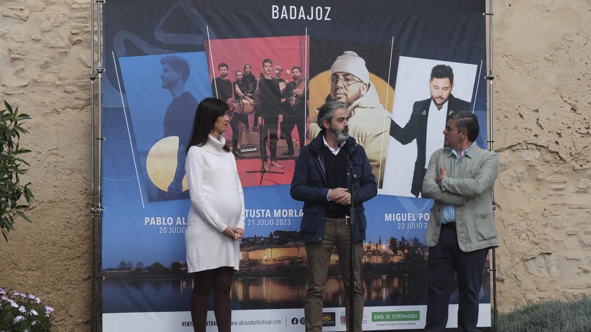 Vetusta morla en Badajoz  Vetusta Morla congrega a 8.000 personas en su  concierto del Alcazaba Festival de Badajoz