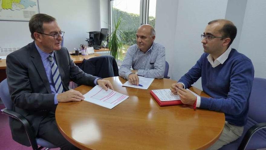 José Ramón Riera, Carlos Pintado y José Víctor Rodríguez, ayer, durante la reunión en el hospital.