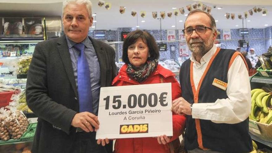 Entrega del cheque de 15.000 euros a Lourdes García.